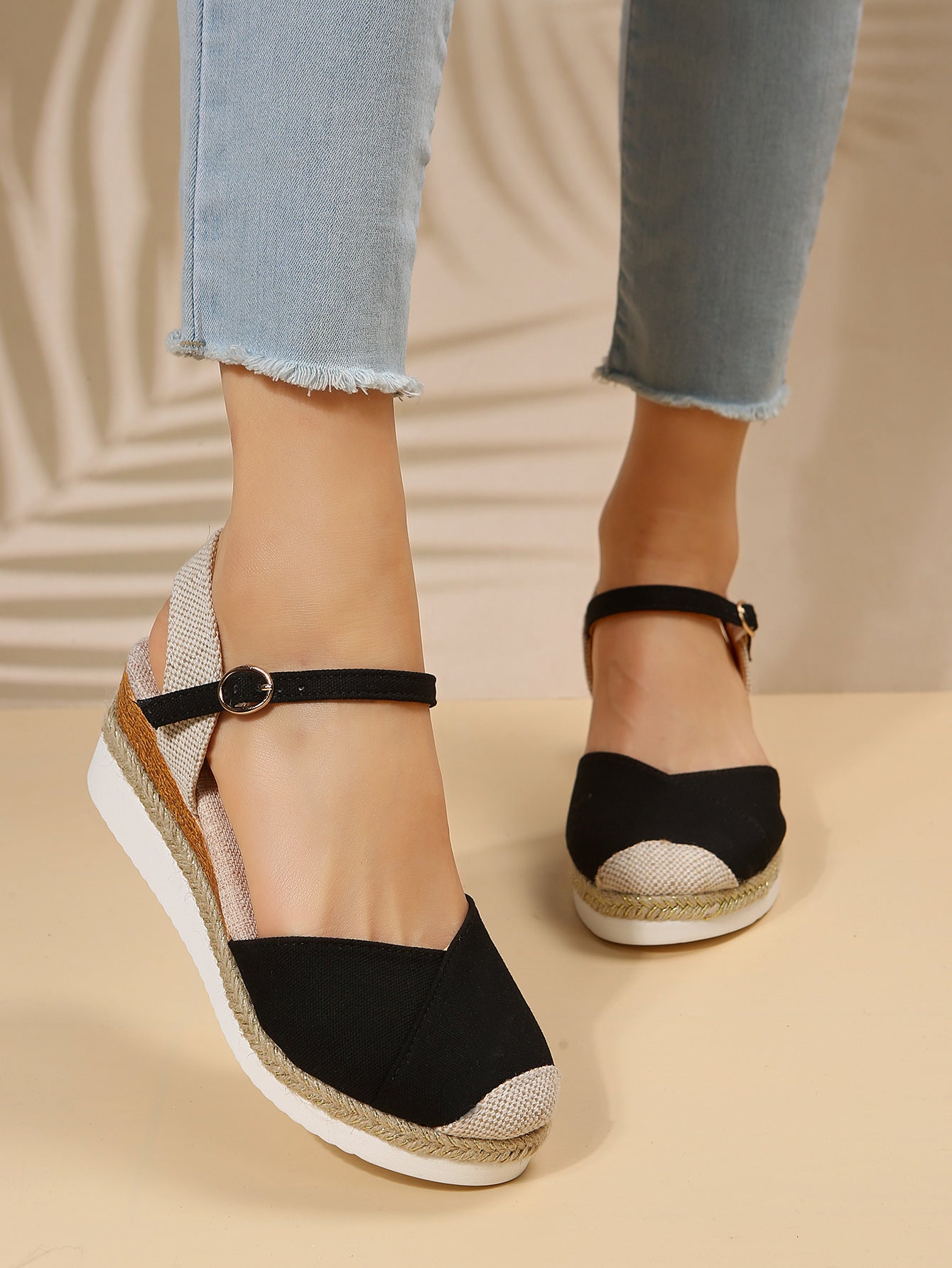 Karen - Sandalias de Cuña Casual de Moda con Punta Cerrada y Hebilla Exterior para Mujer