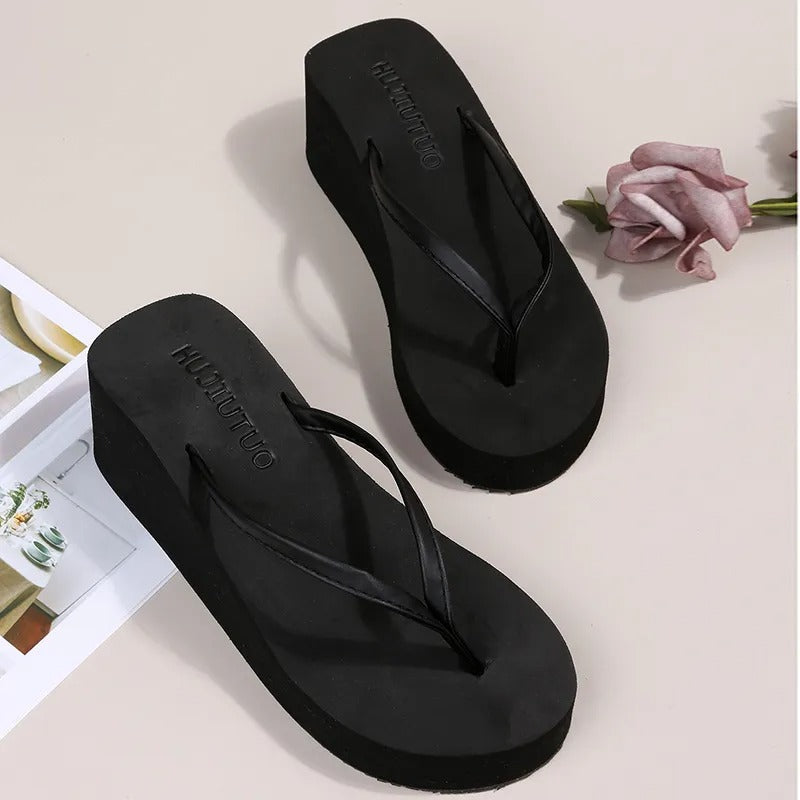 Chanclas de mujer con cuña y tira minimalista – SEVILIA