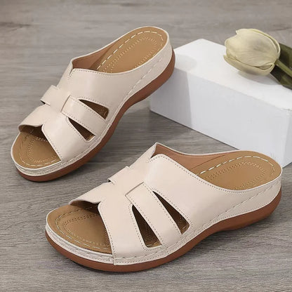 Sandalias planas con tira recortada y diseño cómodo para mujer – AUREA