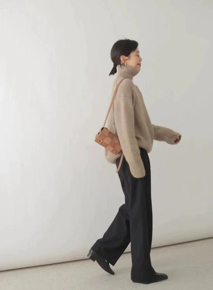 Jersey de cachemir con cuello alto y corte atemporal – VALÉRIA