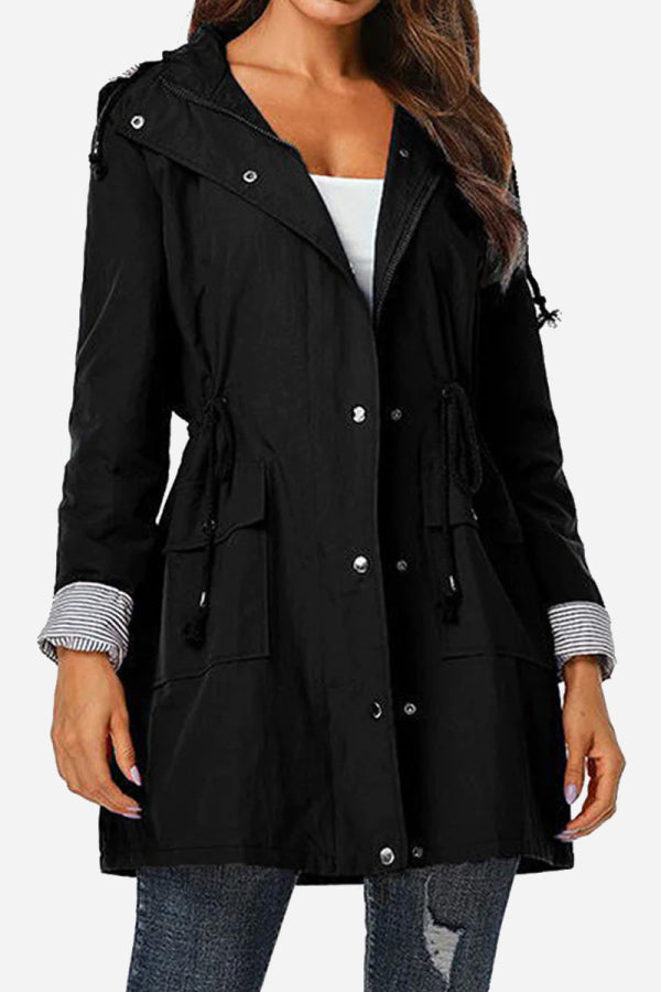 Chaqueta ligera para mujer con capucha y cordón ajustable – TAMIRA