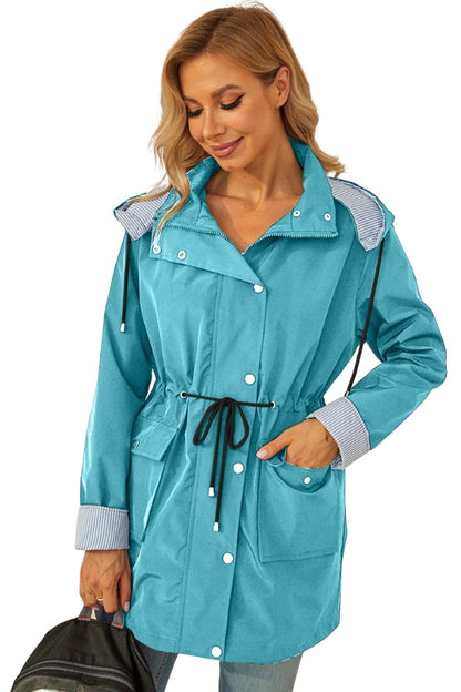 Chaqueta ligera para mujer con capucha y cordón ajustable – TAMIRA