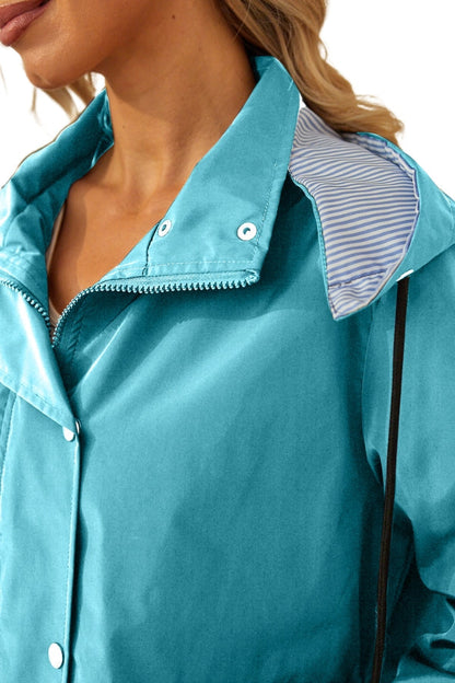 Chaqueta ligera para mujer con capucha y cordón ajustable – TAMIRA