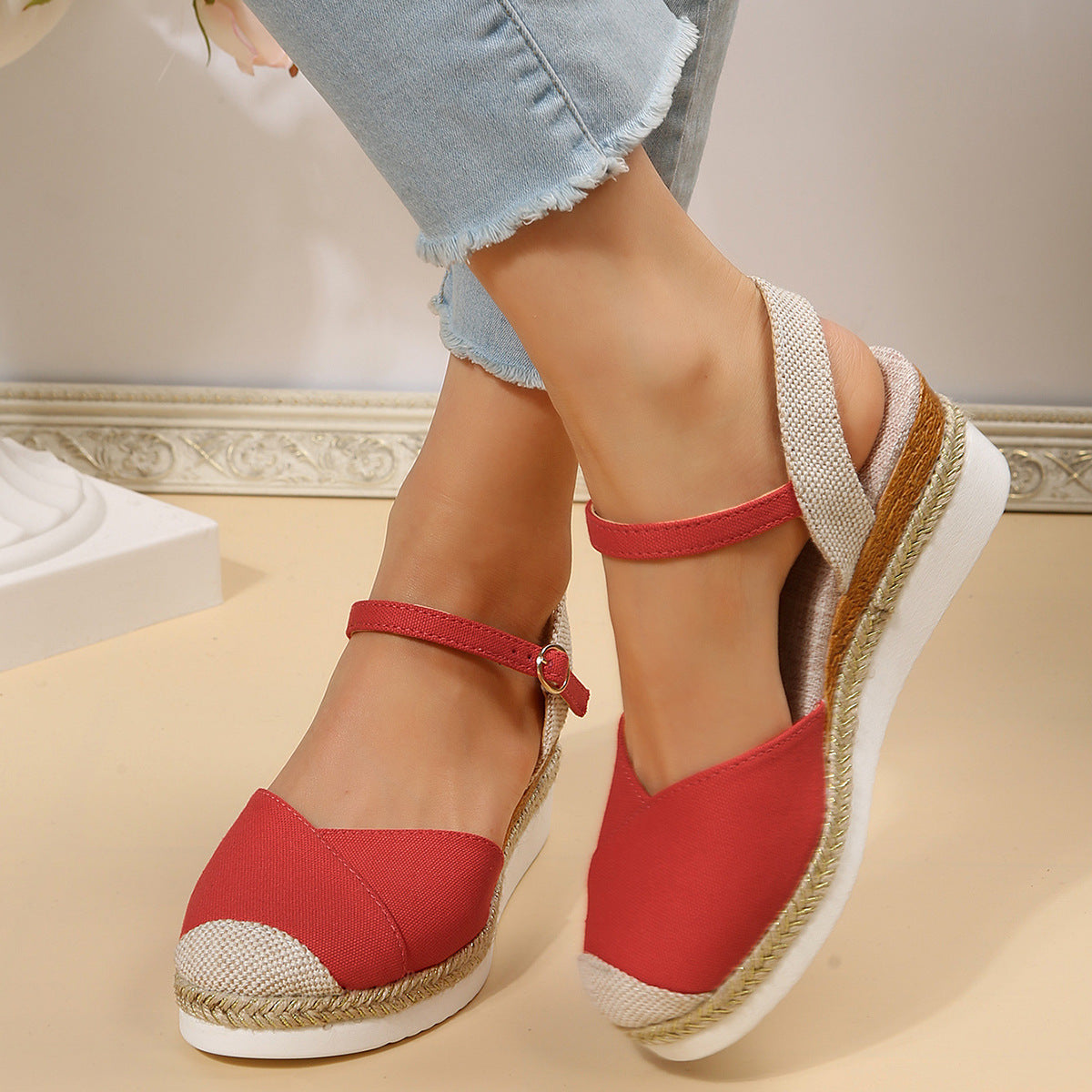 Karen - Sandalias de Cuña Casual de Moda con Punta Cerrada y Hebilla Exterior para Mujer