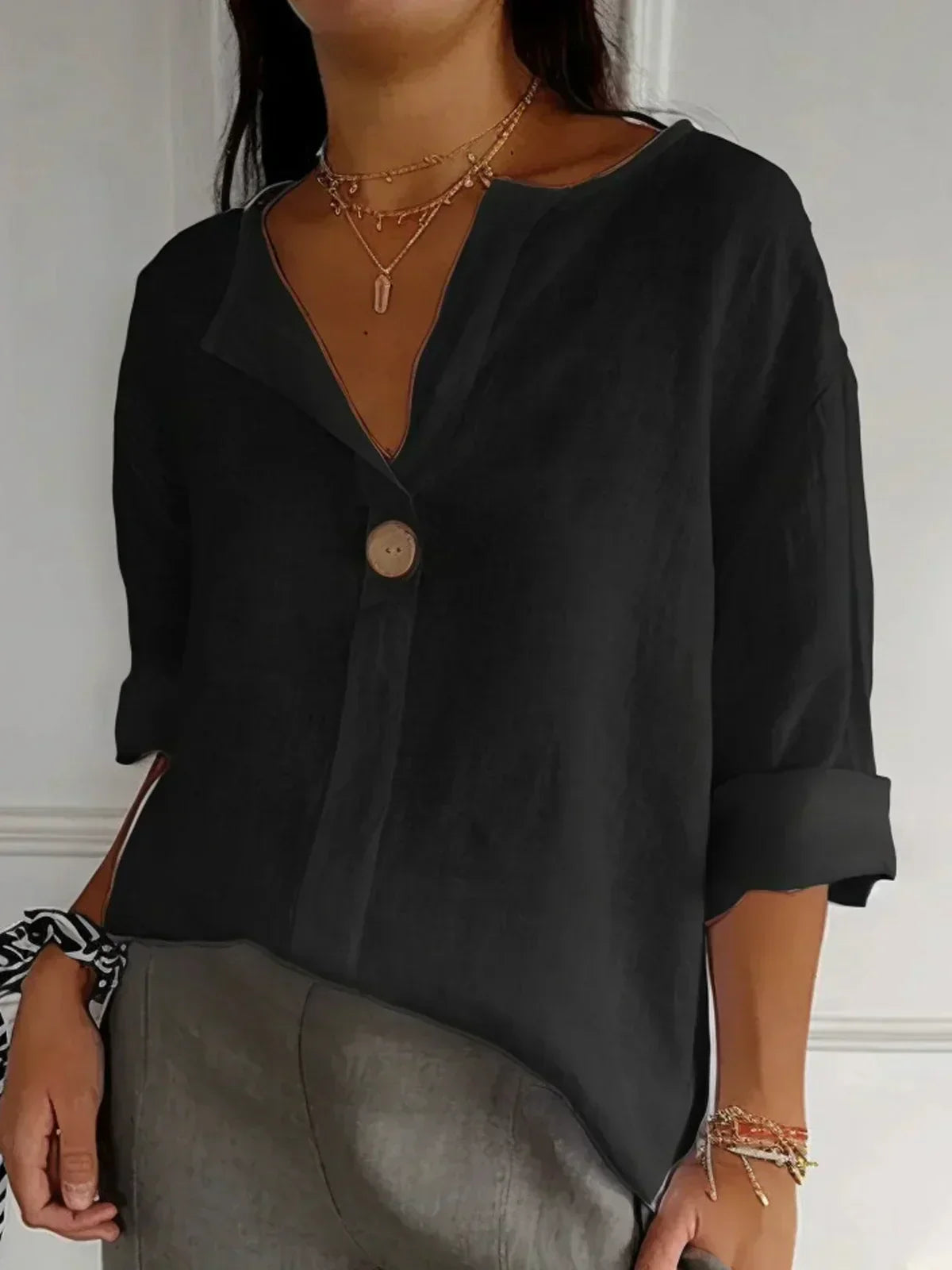 Blusa femenina moderna y cómoda con cuello asimétrico y diseño relajado – LÉONIE
