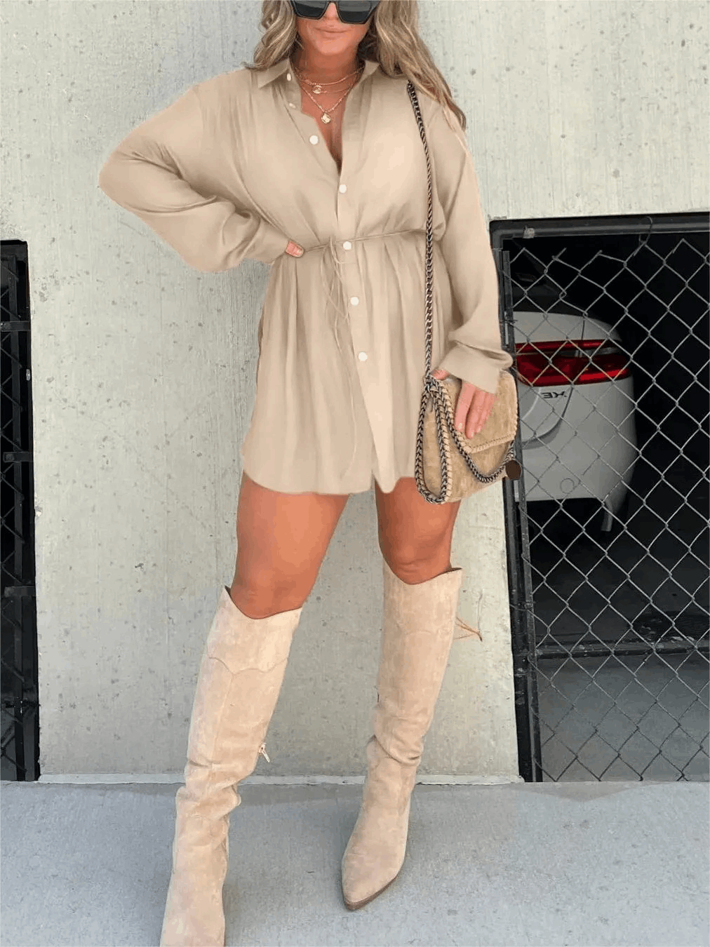 Vestido satinado midi con escote cruzado y tirantes finos – LUNARIA