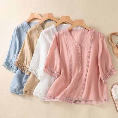 Blusa con escote en V, botones y detalles de encaje – RHIANA