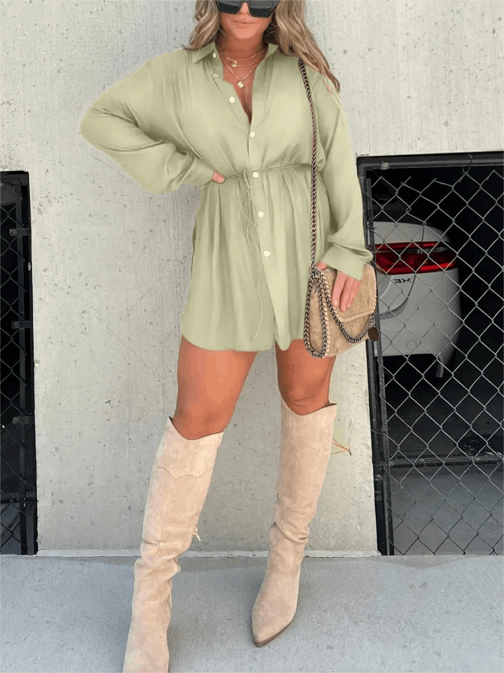 Vestido satinado midi con escote cruzado y tirantes finos – LUNARIA