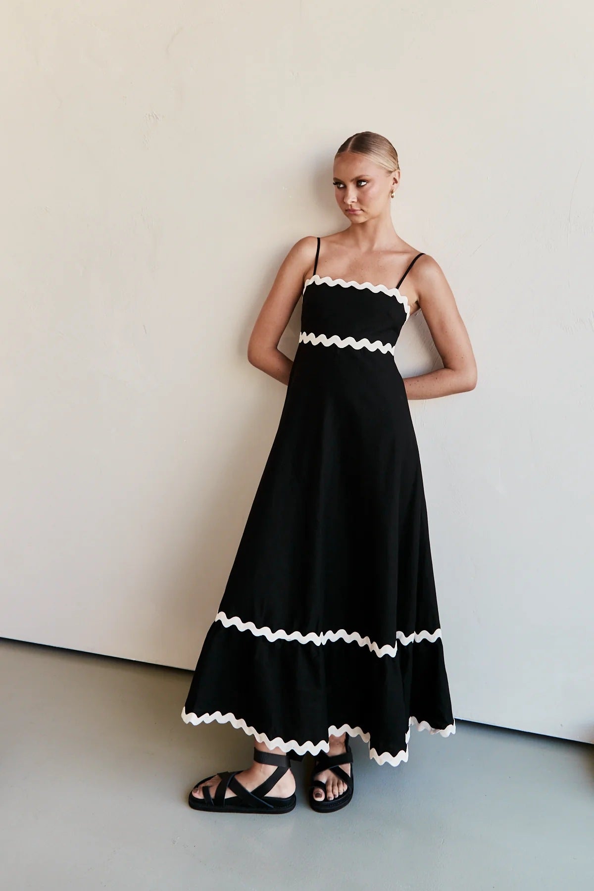 Mar - Vestido Largo de Tirantes Con Diseño de Ondas Color Combinado Playa Primavera Verano Para Mujer Negro