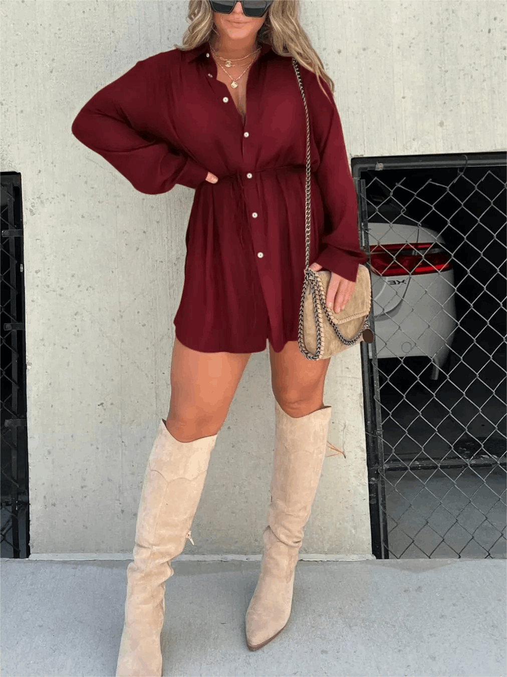Vestido satinado midi con escote cruzado y tirantes finos – LUNARIA
