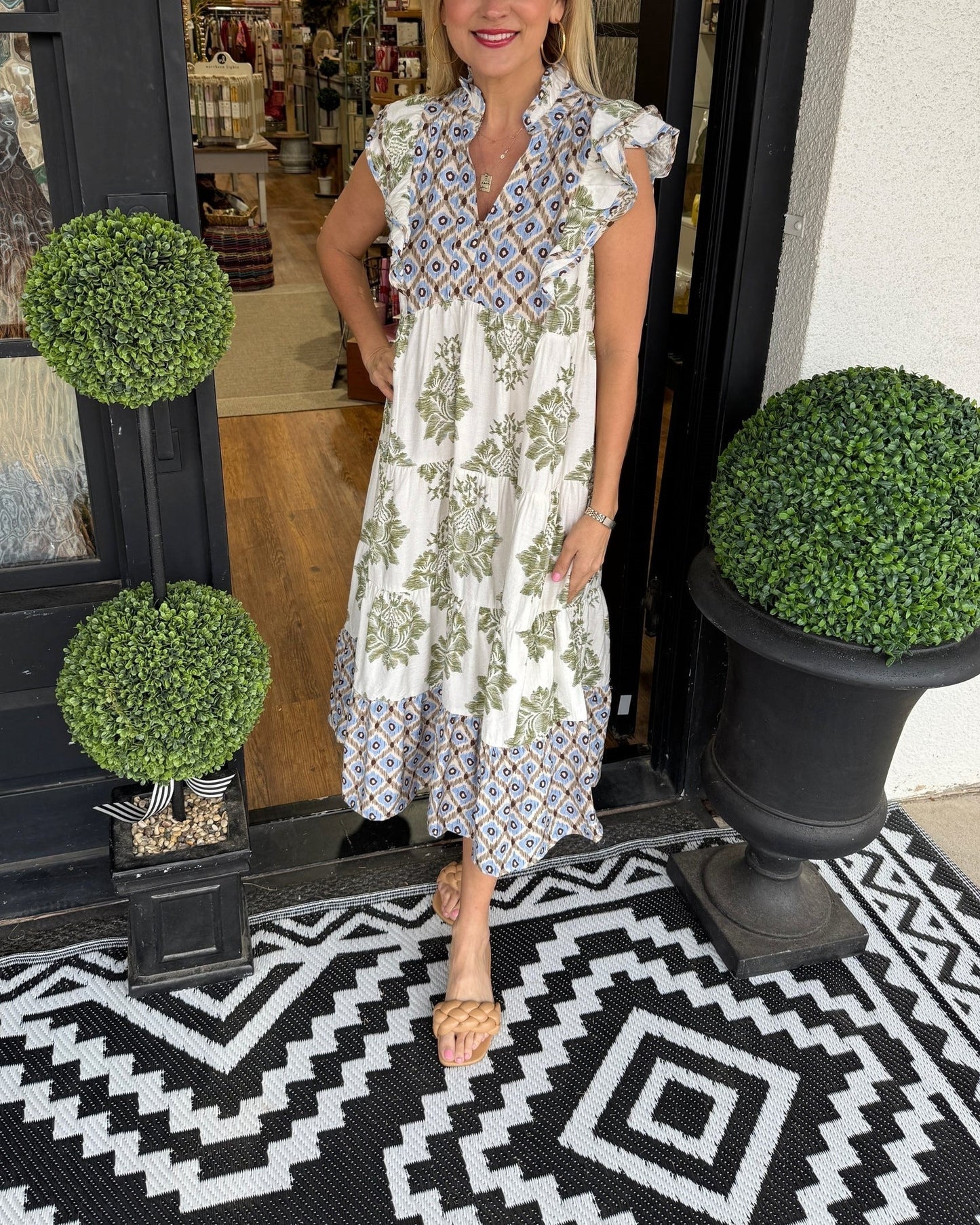 Vestido floral sin mangas con cuello de volantes para mujer – BIRGIT