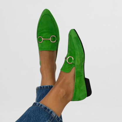 Mocasines de mujer con tacón bajo y detalle metálico – HELMI