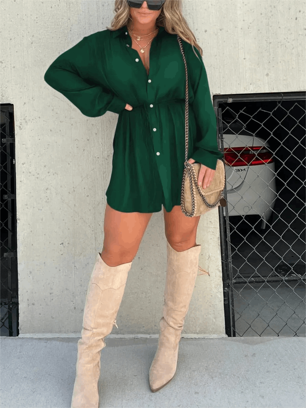 Vestido satinado midi con escote cruzado y tirantes finos – LUNARIA