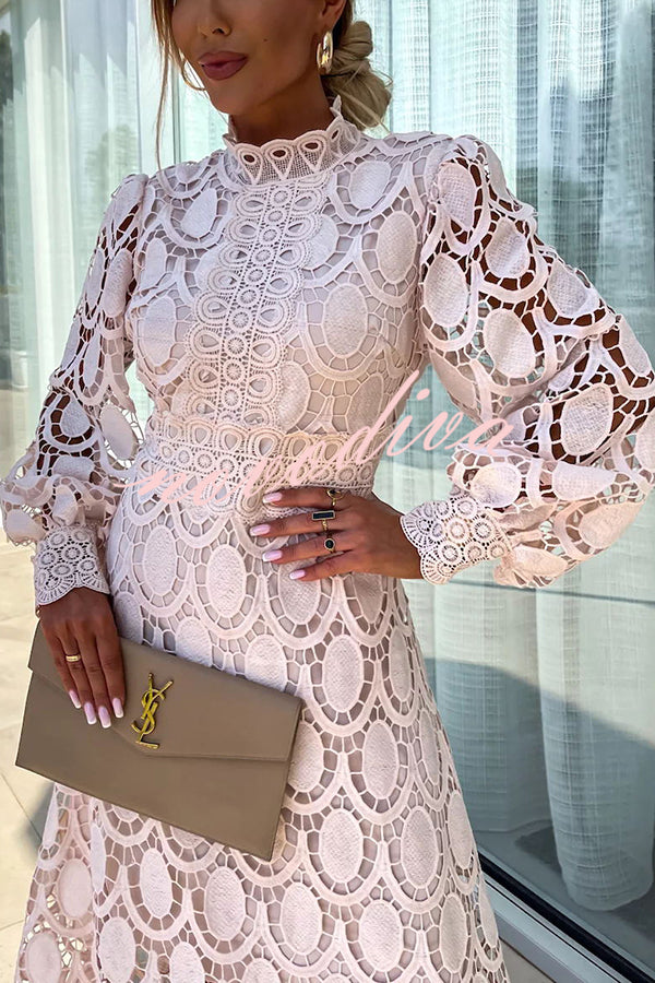 CADENZA – Vestido midi de encaje con mangas largas y estilo atemporal