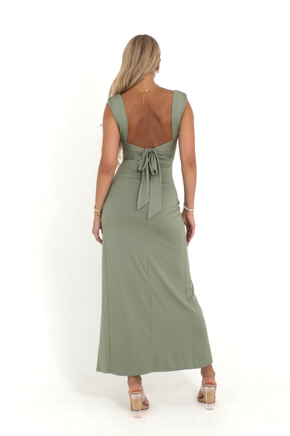 Vestido elegante de mujer con corte entallado y detalles sutiles – MILUA