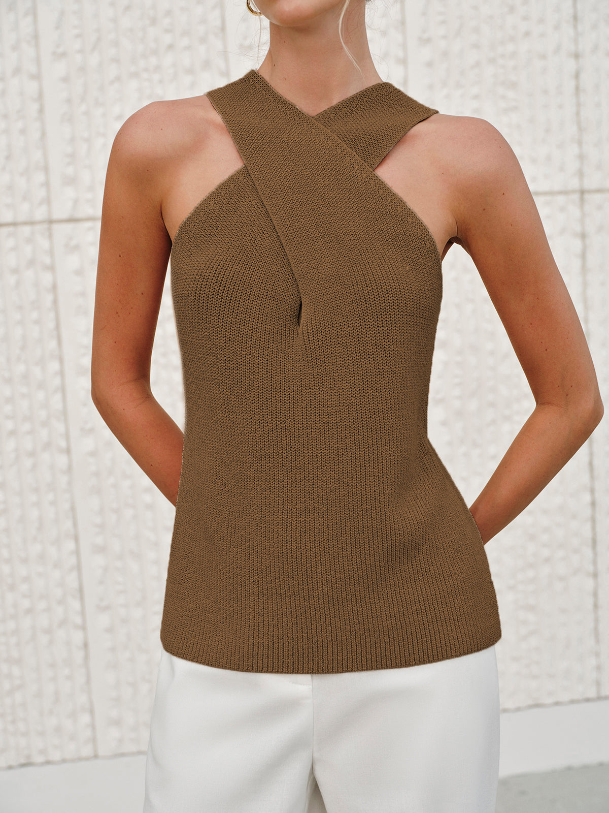 Top sin mangas con cuello halter cruzado – ARIA