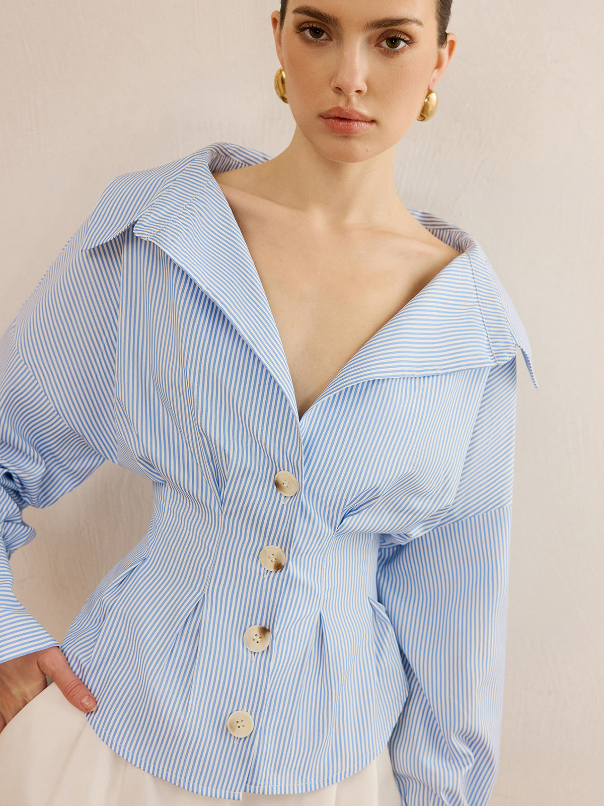 Camisa de rayas con cuello y diseño entallado en la cintura – ARIA
