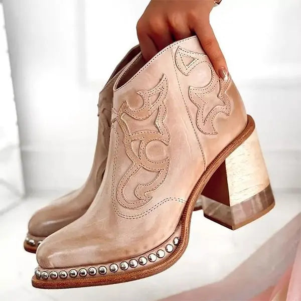 Botas de piel con bordados artesanales y tacón bajo – NERINA