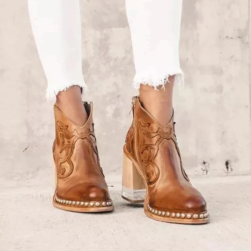 Botas de piel con bordados artesanales y tacón bajo – NERINA