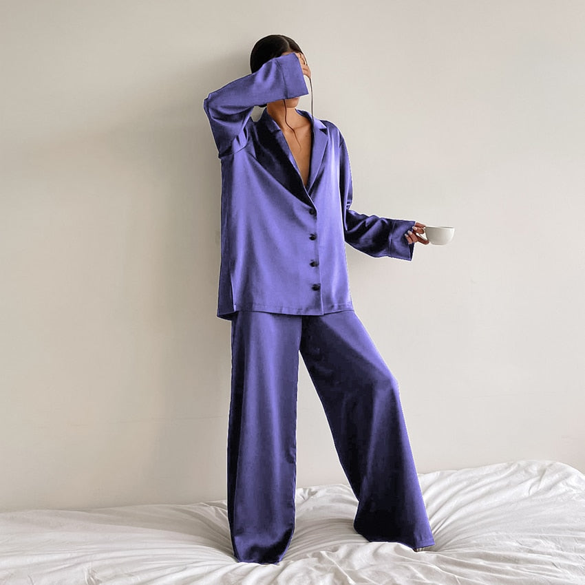 Pijama satinado oversize de dos piezas para mujer – BELLE