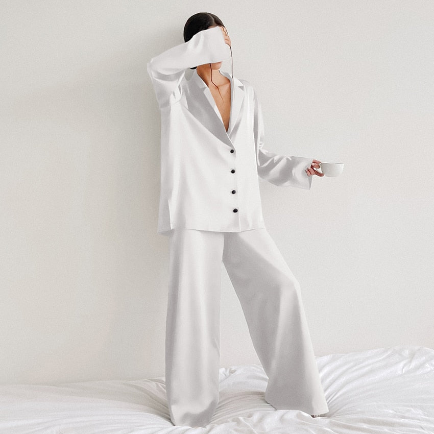 Pijama satinado oversize de dos piezas para mujer – BELLE