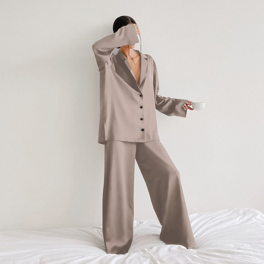 Pijama satinado oversize de dos piezas para mujer – BELLE