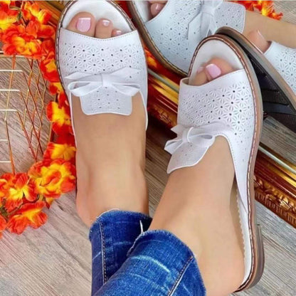 Slippers abiertas de mujer con perforaciones y lazo – FABIANA