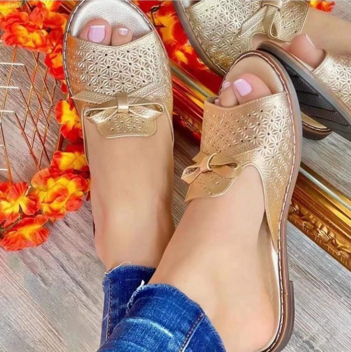 Slippers abiertas de mujer con perforaciones y lazo – FABIANA
