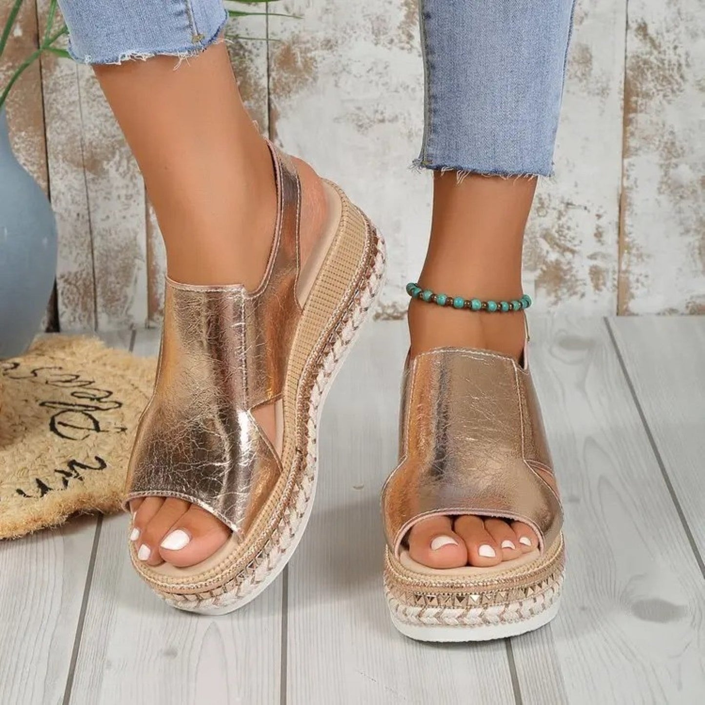 Sandalias doradas con suela gruesa y efecto plisado – Aurelya