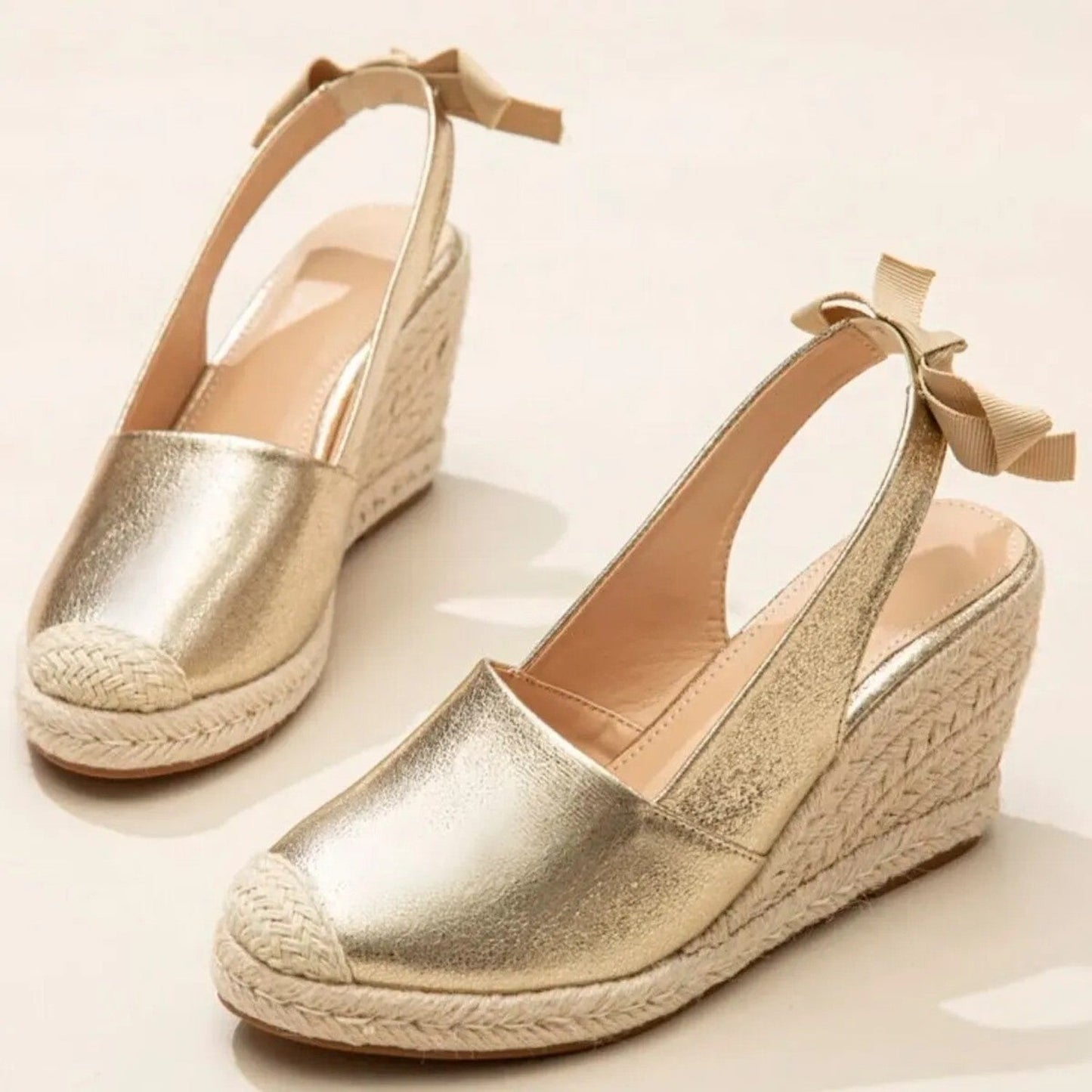 Sandalias doradas con correa y hebilla para mujer – Elissya