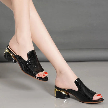 Sandalias de piel con textura y tacón dorado – CLAIRETTE