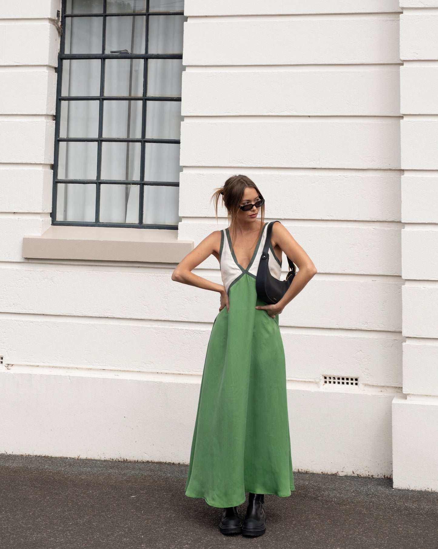 Vestido largo con escote en V y corte fluido – Lirenza