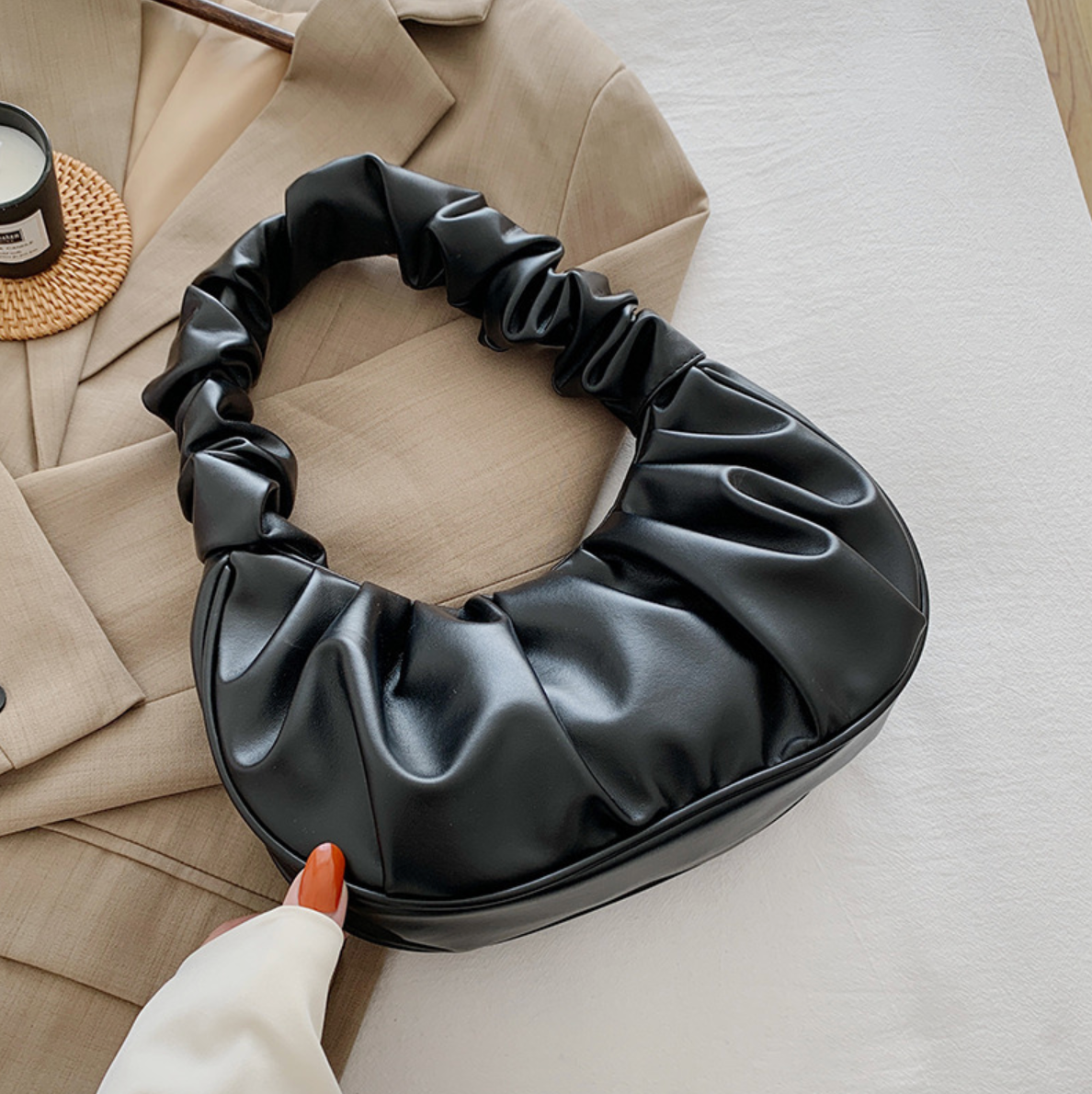 Bolso de mano elegante con diseño estructurado y asas superiores – TAVIANNA
