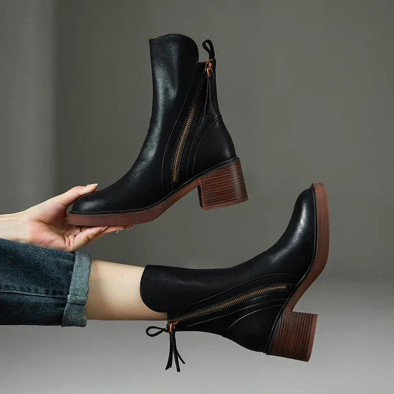 Botines elegantes de piel sintética con cremallera lateral – ALMÉA