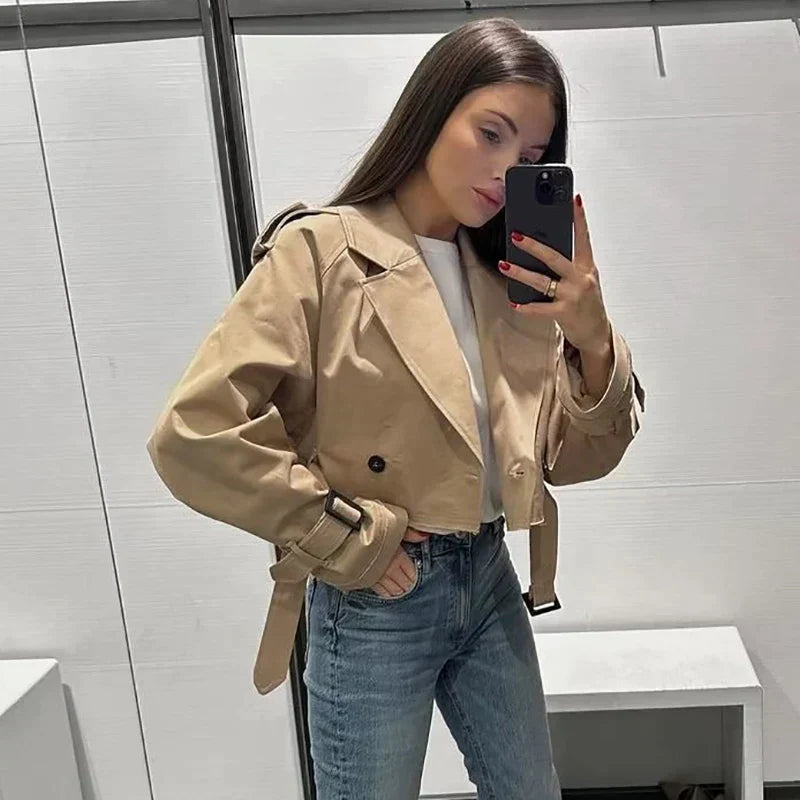 Trench corto elegante para mujer con corte entallado – STEPHANIE