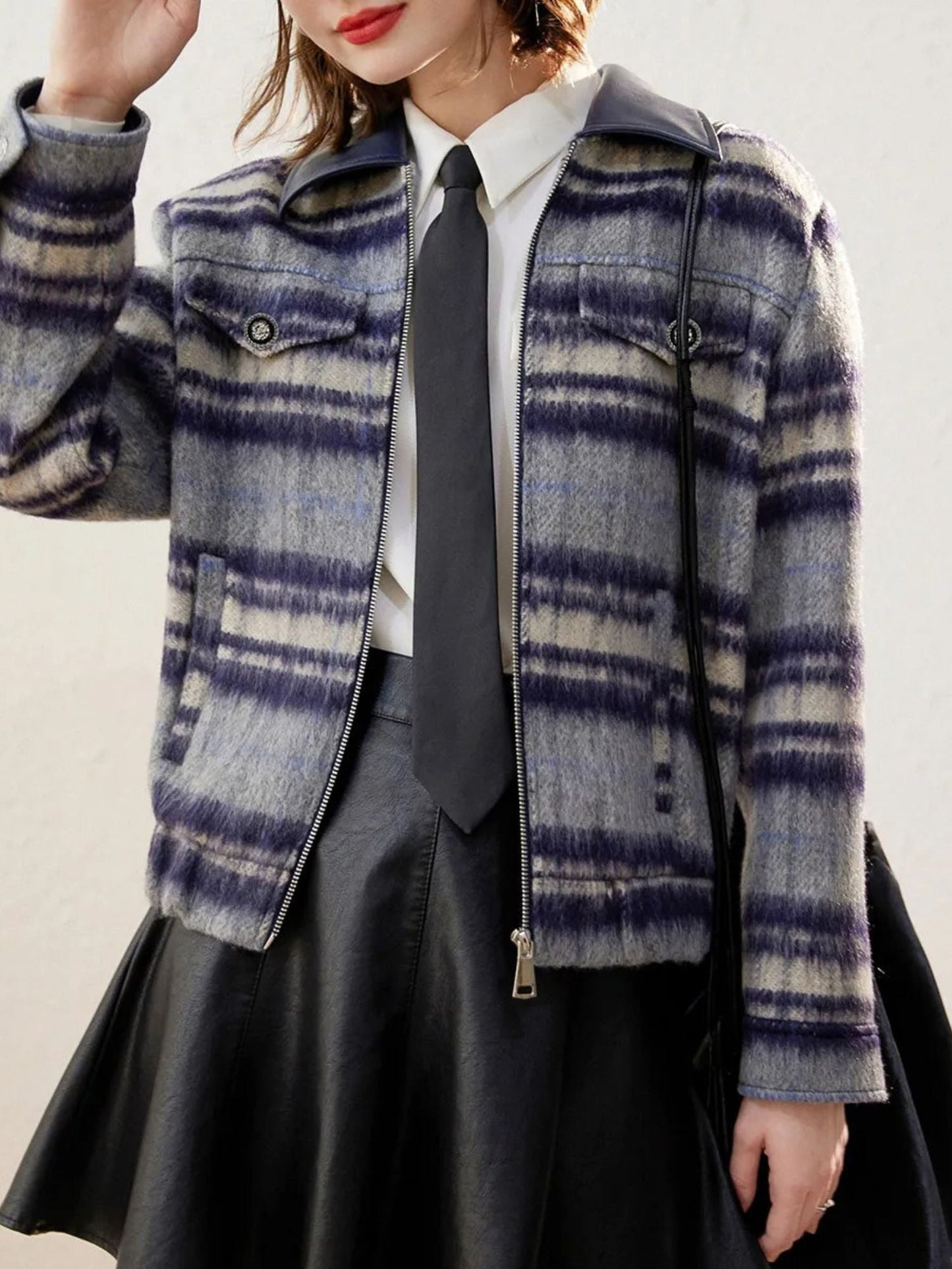 Chaqueta corta de mujer con cremallera y rayas gráficas – MACARENA
