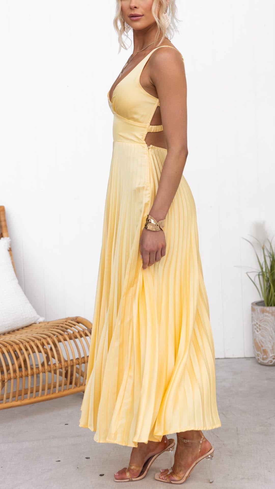 Vestido largo de verano con diseño fluido y toque romántico – FLOÉA