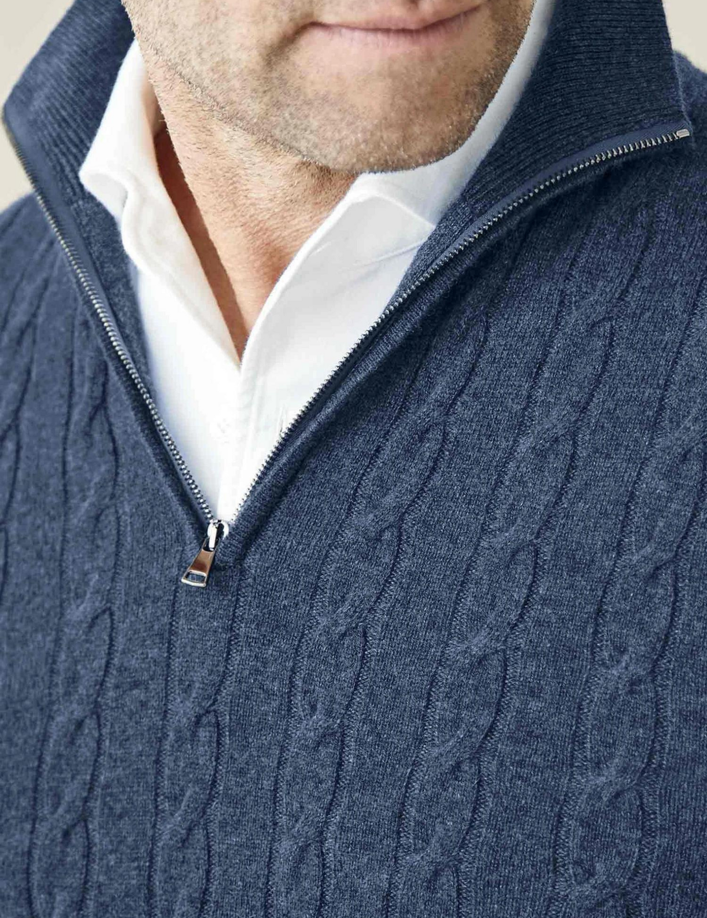 Suéter de hombre con dibujo trenzado y cuello alto con cremallera – ALDERIK