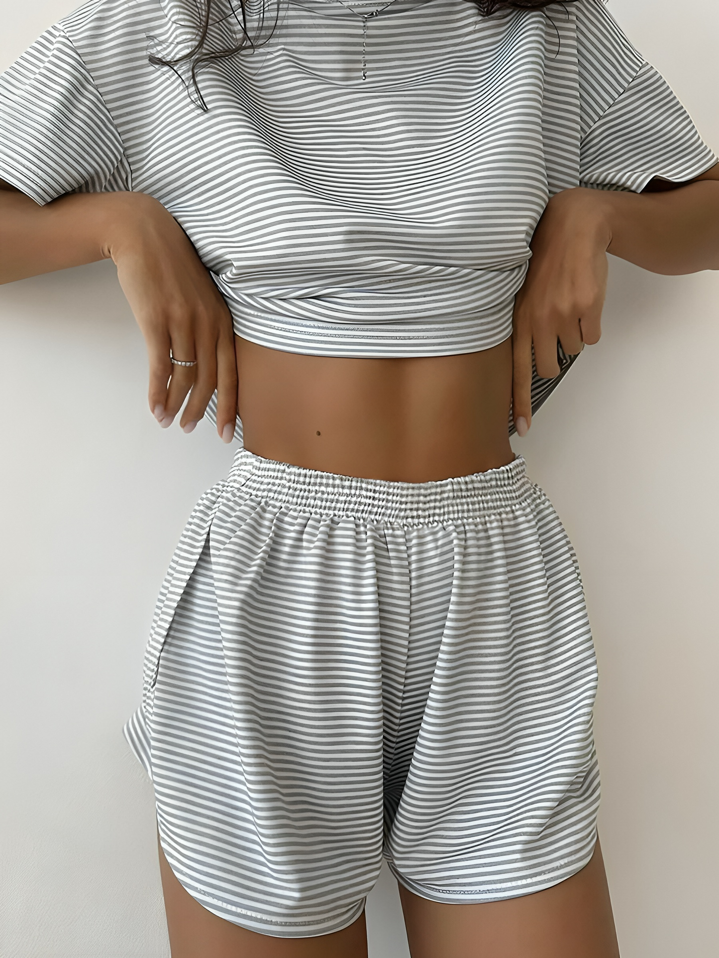 Conjunto de dos piezas para mujer con rayas y corte relajado – JUDINA