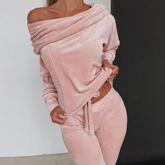Conjunto lounge de terciopelo con hombros descubiertos y estilo elegante – CALIANNA