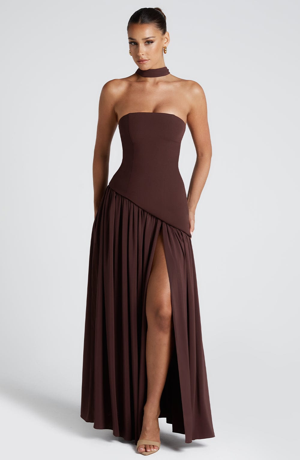 Vestido largo sin mangas con diseño elegante – YARA