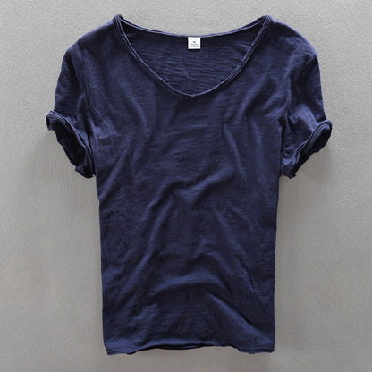 Camiseta de hombre con escote en V y acabado desenfadado – LEONVÍN