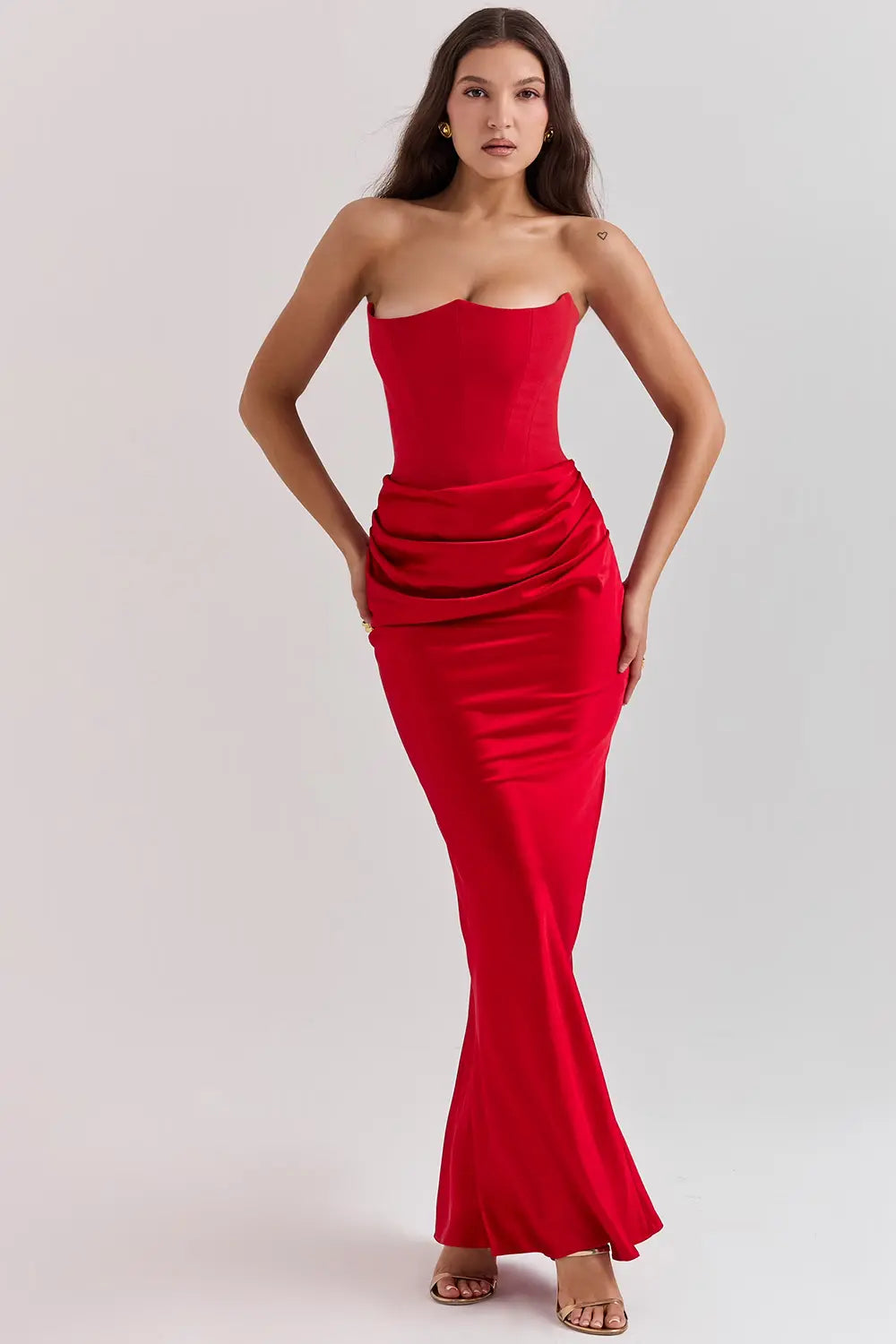 ELARA – Vestido maxi satinado sin tirantes con fruncido favorecedor